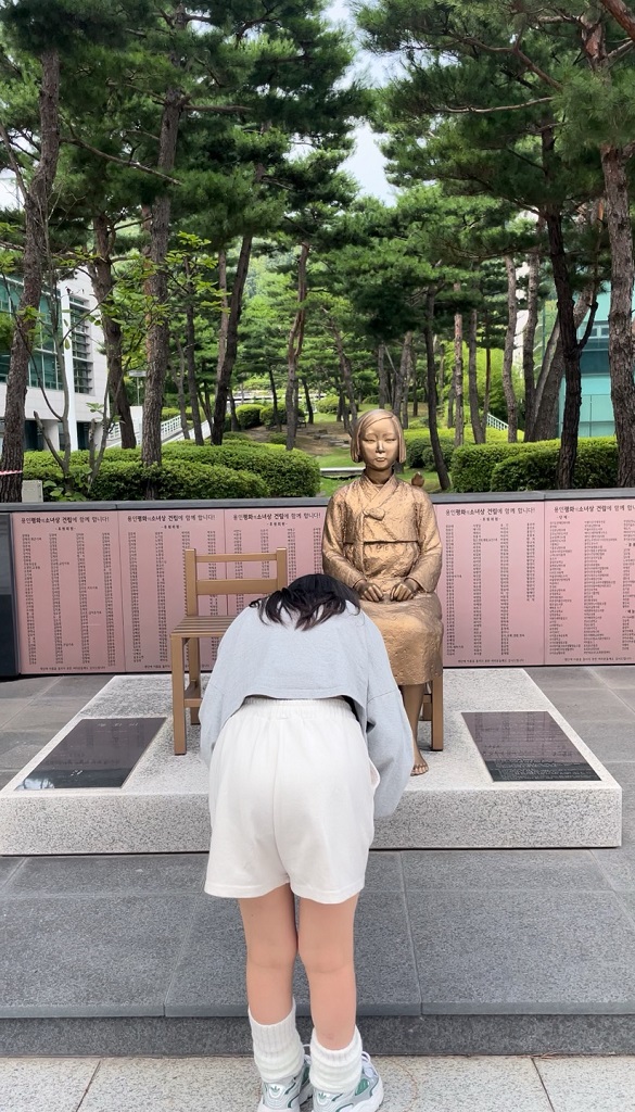 꽃을 전달하기 전 예를 갖춰 인사하고 묵념을 했다.