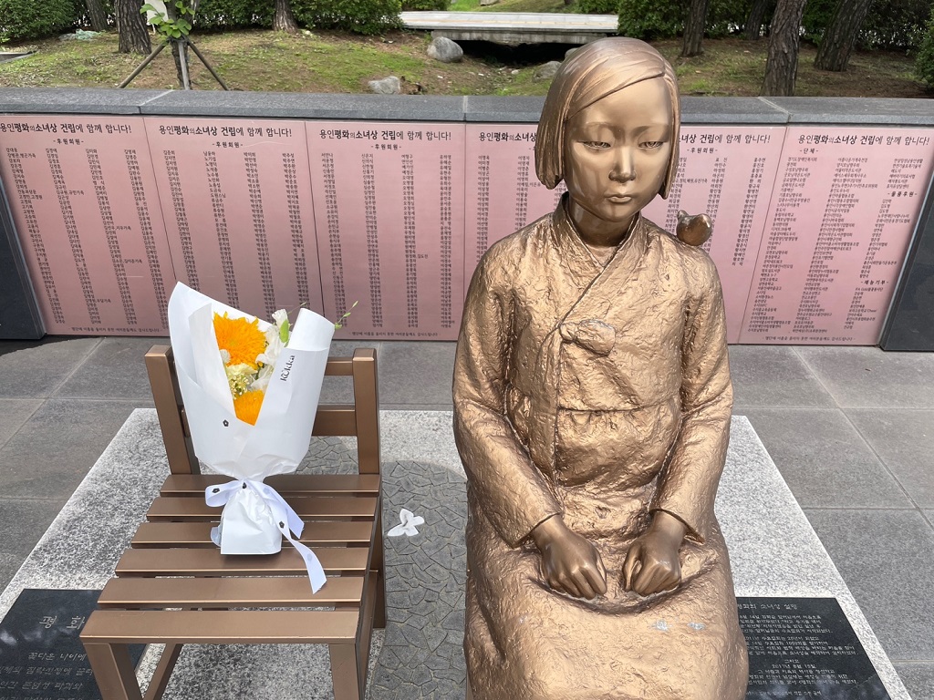 용인시청 평화의 소녀상. 끝까지 함께하겠다는 다짐으로 빈자리에 꽃다발을 올려놓았다.
