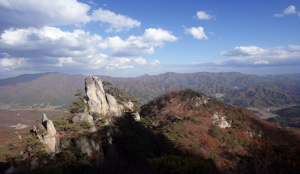 포천 운악산은 현등산(운악산)은 해발 934.7m의 기암과 봉으로 이루어져 있으며, 산세가 아름다워 소금강이라고도 불리었습니다.