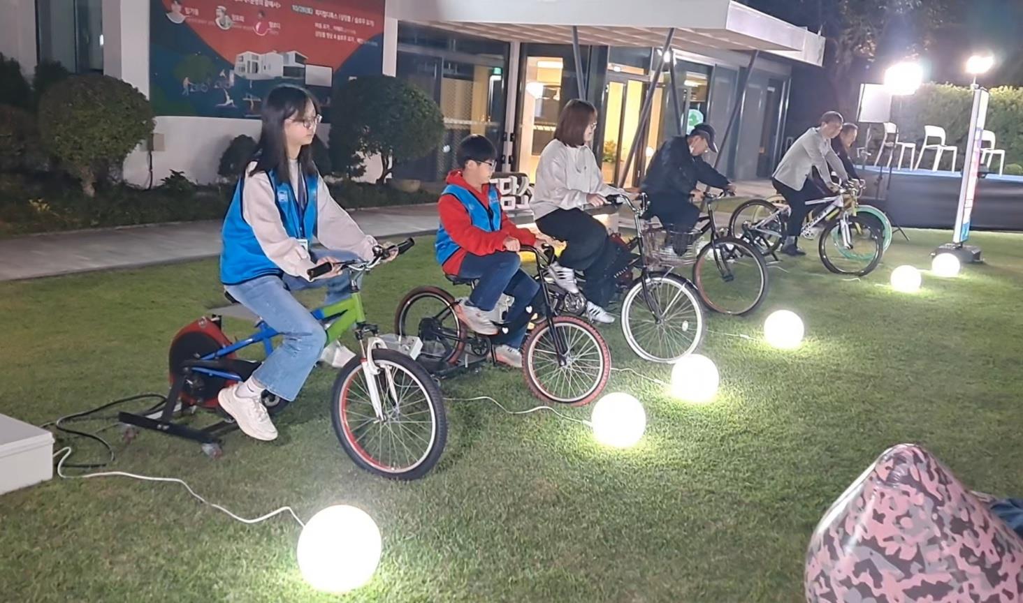 자전거 발전기 6대를 활용한 형광 점등
