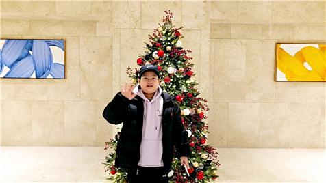 취재 현장에서 기념촬영하고 있다. 