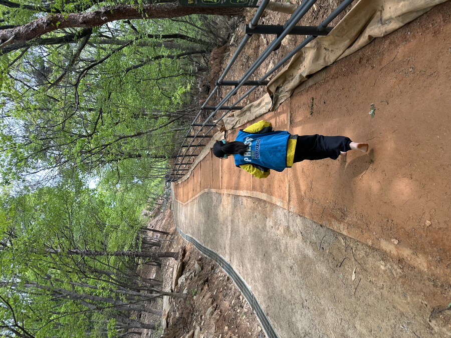 기자도 난생처음 맨발걷기에 도전했다.  