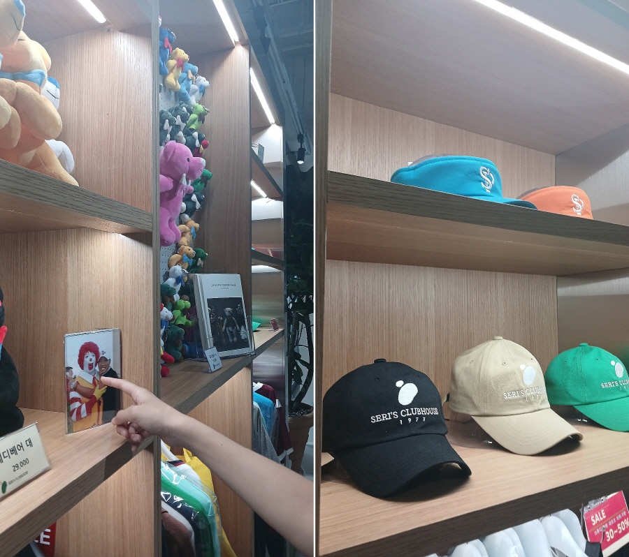 기념품 가게에서 구경하고 있는 기자 