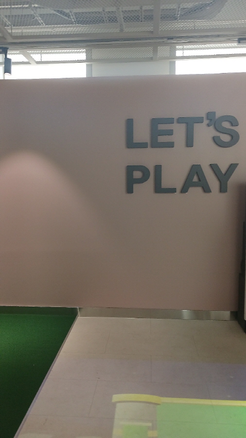 스포츠 체험관 옆에 Let`s play라고 적혀 있다. 