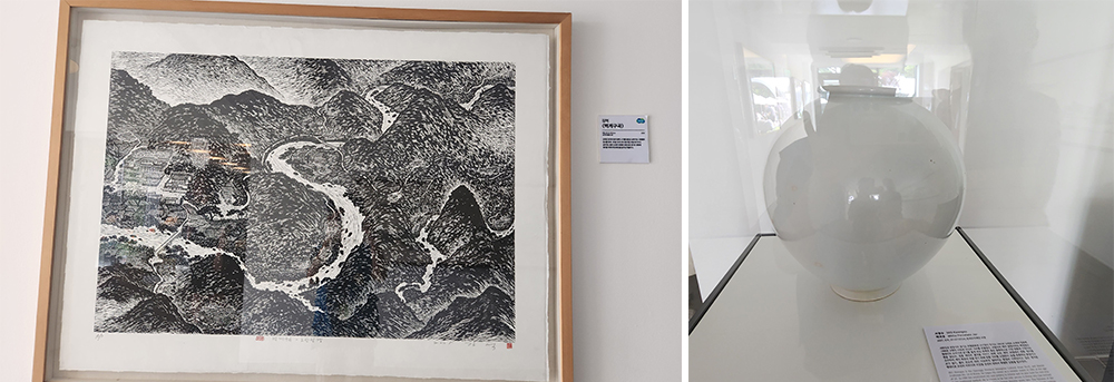 공관 1층에 전시돼 있는 작품