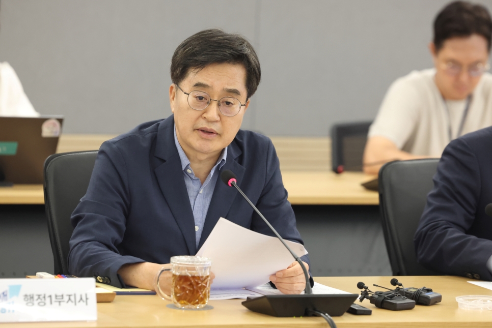 지난 31일 ‘한미 관세 협상’이 타결되면서 국내외 정세가 급변하고 있는 가운데, 경기도가 이를 대비하기 위한 ‘경기도 특별지원대책 회의’가 긴급 소집해 무역위기 대응 패키지 지원 사업 등 다양한 논의를 진행했다.