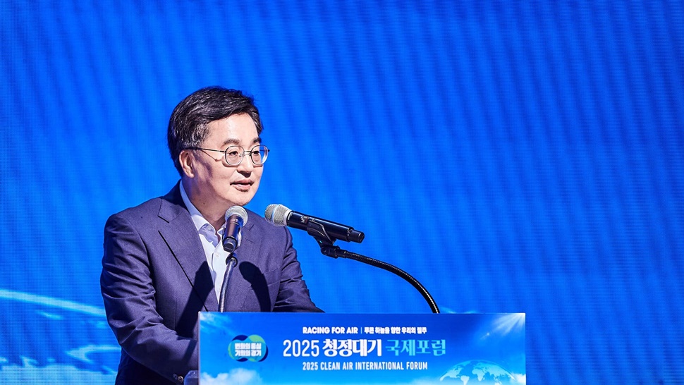 2025 청정대기 국제포럼에서 김동연 경기도지사가 개회사를 하고 있다.