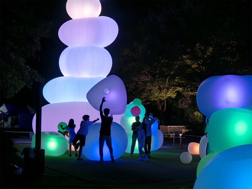 인터랙티브 미디어 콘텐츠 ‘오르빛 워터파고다’ 전시 체험 모습.