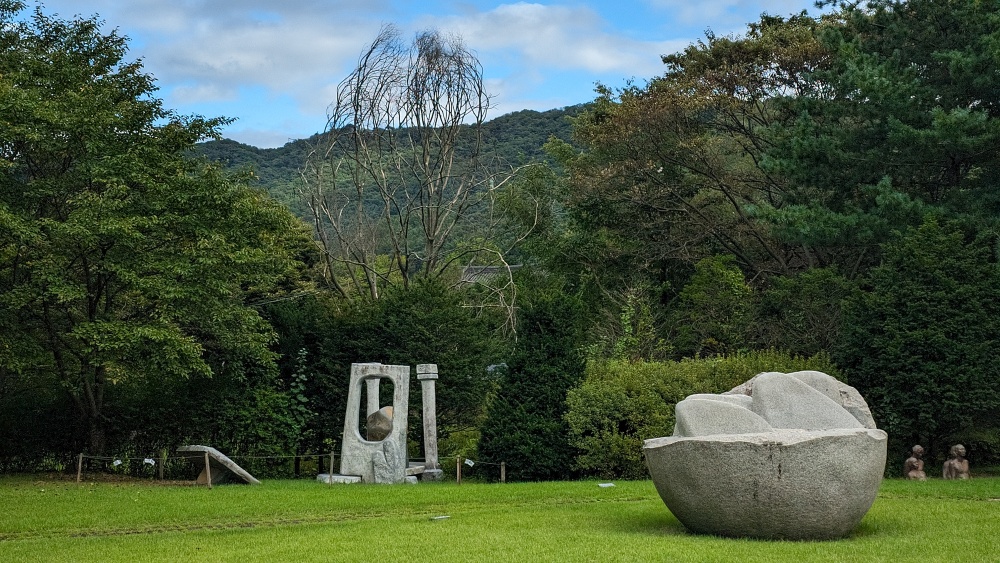 공원처럼 잘 조성된 야외 전시장의 작품들