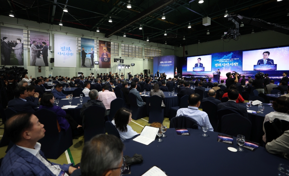 김동연 경기도지사는 미군 반환공여구역 개발에 대해 설명하며, 경기도가 세운 3대 원칙에 따라 할 수 있는 일부터 알차게 추진해나가겠다고 말했다.