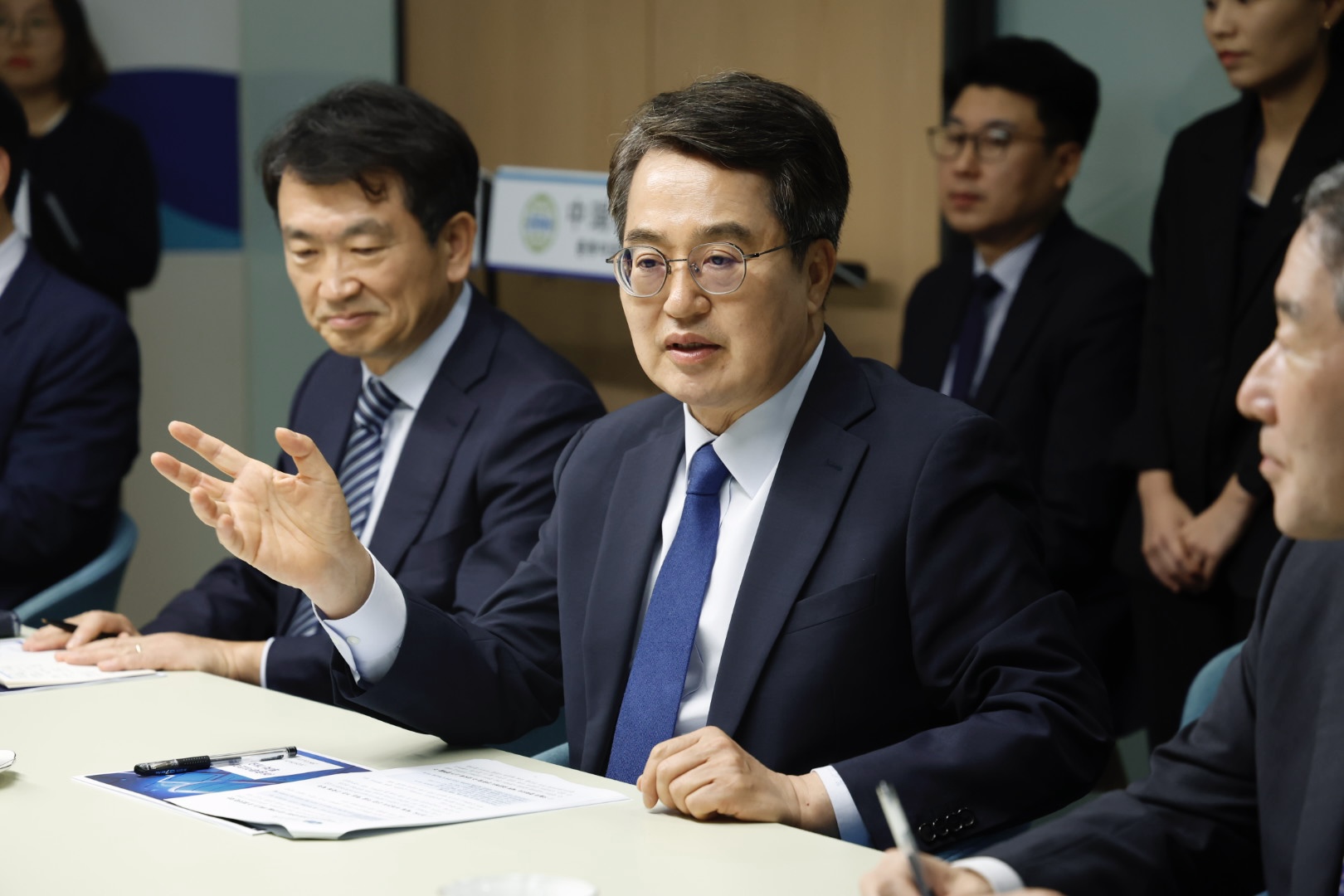 김동연 지사는 “임기내 100조 투자유치를 약속해 내달쯤 달성할 것으로 보이는데, 미국 일본 유럽의 자본은 많이 들어왔지만 중국 투자는 처음”이라면서 “(첫 투자 자본이) 이차전지라는 첨단산업에 들어오게 돼 뜻깊다”고 말했다.