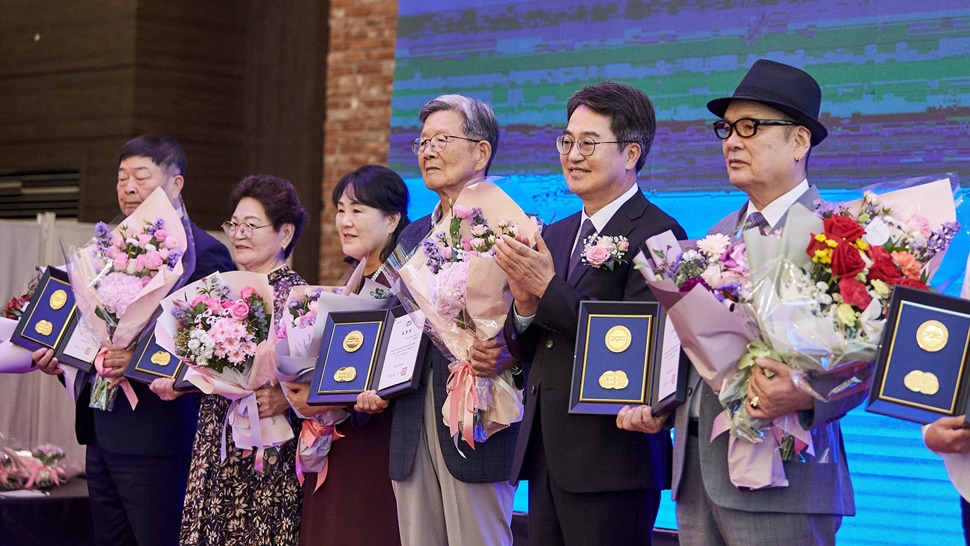 제29회 노인의 날 기념행사에서 김동연 경기도지사가 표창 수상자들과 기념촬영을 하고 있다.
