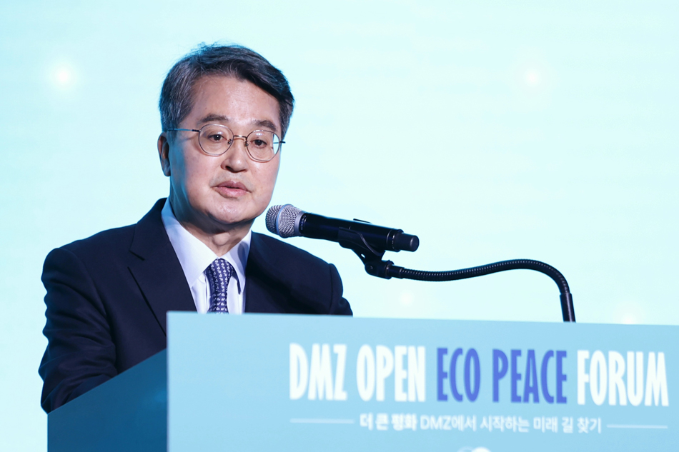 김동연 지사는 개회사를 통해 “오늘 우리는 DMZ가 회복한 평화의 가치를 인간의 세계로 이어가기 위해 이 자리에 모였다. “이제 더 큰 평화를 실현해야 한다. 인간과 자연, 세대와 세대가 조화를 이루며 지속가능한 세계로 나아가야 한다”고 말했다. @ 경기뉴스광장 허선량