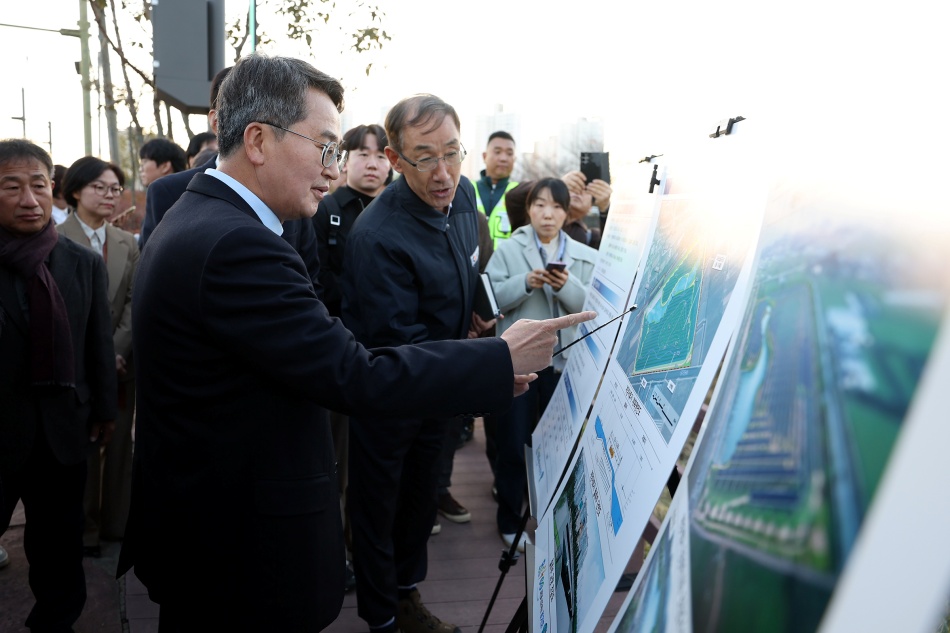 김동연 경기도지사가 도민들과 함께 계양천 수해상습지 개선사업 현장 시찰을 하고 있다. ⓒ경기도청