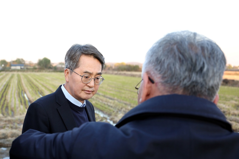 계양천 수해상습지 개선 사업 현장 점검에 나선 김동연 경기도지사가 도민의 목소리에 귀를 기울이고 있다. ⓒ경기도청