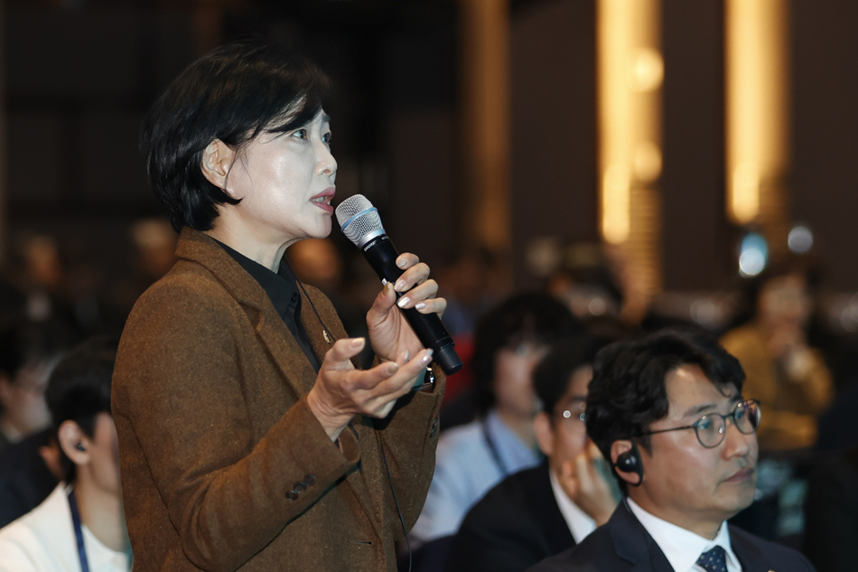 이날 기조세션은 하버드대 강의 형식으로 진행됐으며 청중들과 자유롭게 질의응답을 주고받는 형식으로 꾸며졌다. @ 경기뉴스광장 허선량