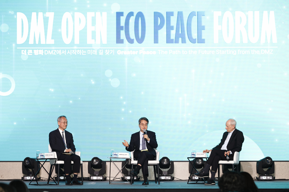 이어진 기조 대담에서는 김동연 지사, 마이클 샌델 교수, 최재천 교수가 함께 ‘평화·정의·생태·세대의 관점에서 본 DMZ의 미래’를 주제로 자유토론을 펼쳤다. @ 경기뉴스광장 허선량