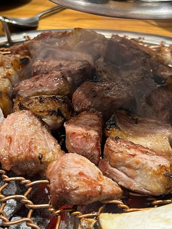 강호식당은 참숯에 숙성고기를 구워먹을 수 있는 곳으로 참숯에 은은한 열기와 14일간 저온 숙성된 고기의 조합은, 더욱 특별한 맛을 선사한다. @ 경기관광포털 출처