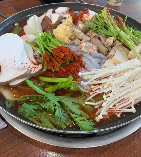 장흥회관 이천본점은 40년 전통의 한식당으로, 2대째 이어오고 있는 곱창전골 전문점이다. @ 경기관광포털 출처