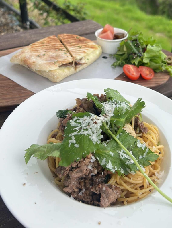 판교몽은 넓은 정원에 작은 계곡과 물놀이장이 있는 이색카페로 아이들과 함께 방문하기 좋은 곳이다. @ 경기관광포털 출처