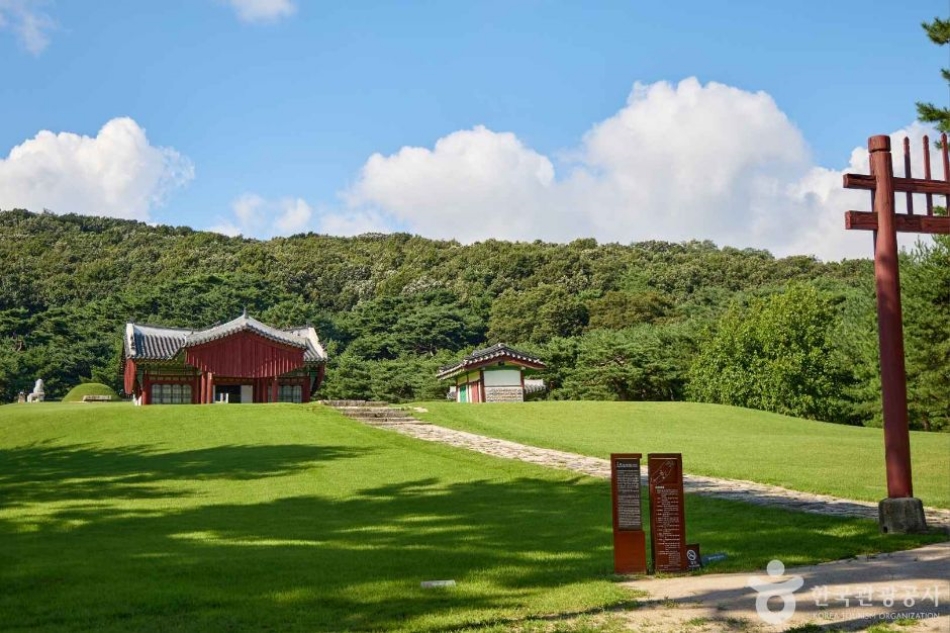 장릉은 추존 원종과 인헌왕후 구씨의 능으로 이곳에는 자연과 함께 고즈넉한 시간을 보낼 수 있는 숲길이 조성돼 있다. @ 한국관광콘텐츠랩 출처