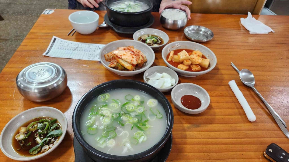 골목집소머리국밥은 곤지암을 전국구 소머리국밥촌으로 만들었다고 알려진 맛집으로 국물 한입으로 속을 풀어주는 국밥이 진국이다. @ 경기관광포털 출처