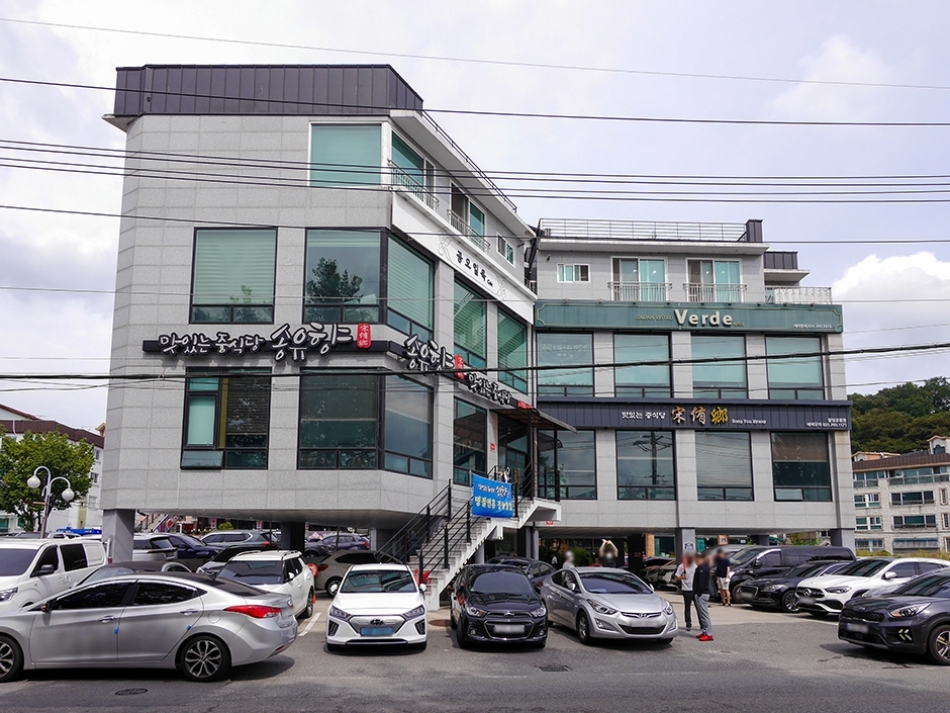 송유향은 호수가 보이는 전망 좋은 중식당으로, 다양한 일품 요리부터 코스 요리까지 선보이고 있는 곳이다. @ 한국관광콘텐츠랩 출처