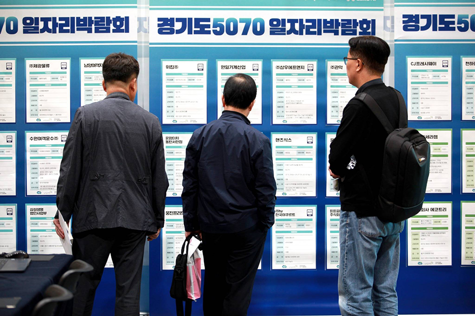 ‘2025 경기도 5070 일자리 박람회’는 12월까지 시군을 순회하며 구직자와 기업, 지역 고용서비스 기관과 중장년 지원기관을 연결해 중장년의 새로운 일자리 기회를 넓히고 있다. ⓒ 경기도청