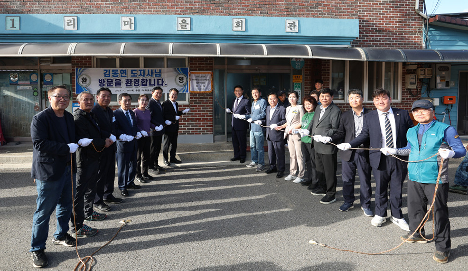 지난달 17일 김동연 경기도지사가 올해 최우수 ‘경기 RE100 마을’로 선정된 포천시 마치미 마을을 방문해 ‘신재생에너지 보급 활성화 유공’ 표창을 수여하고 있다. ⓒ 경기도청