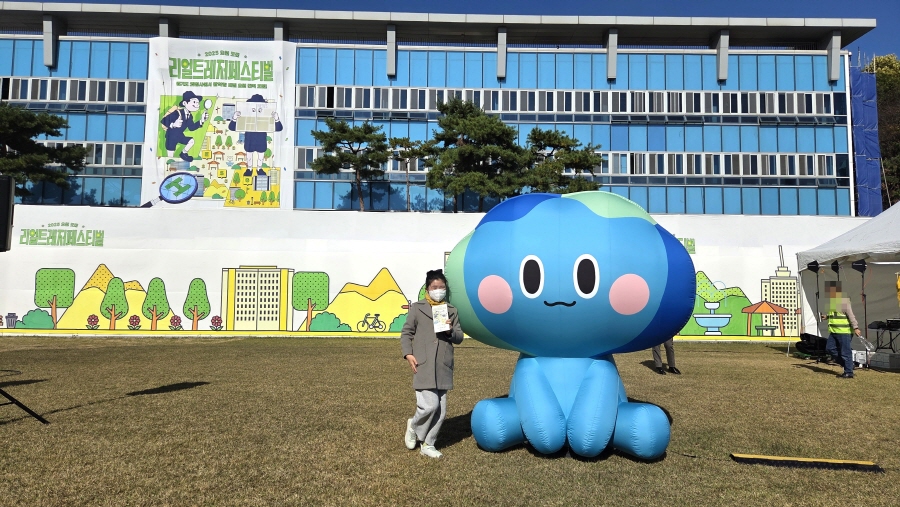 `2025 리얼트레저페스티벌` 참여 기념사진 Ⓒ 서승연 기자