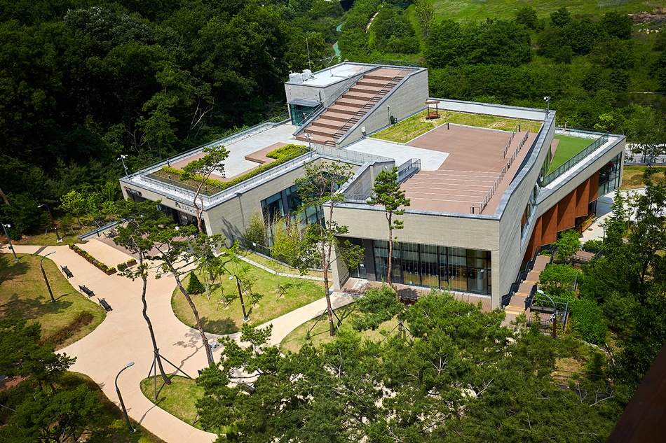 광교푸른숲도서관은 2020년 경기도 건축문화상 금상을 수상했다. 도서관 실외 전경. ⓒ경기뉴스광장 김지호