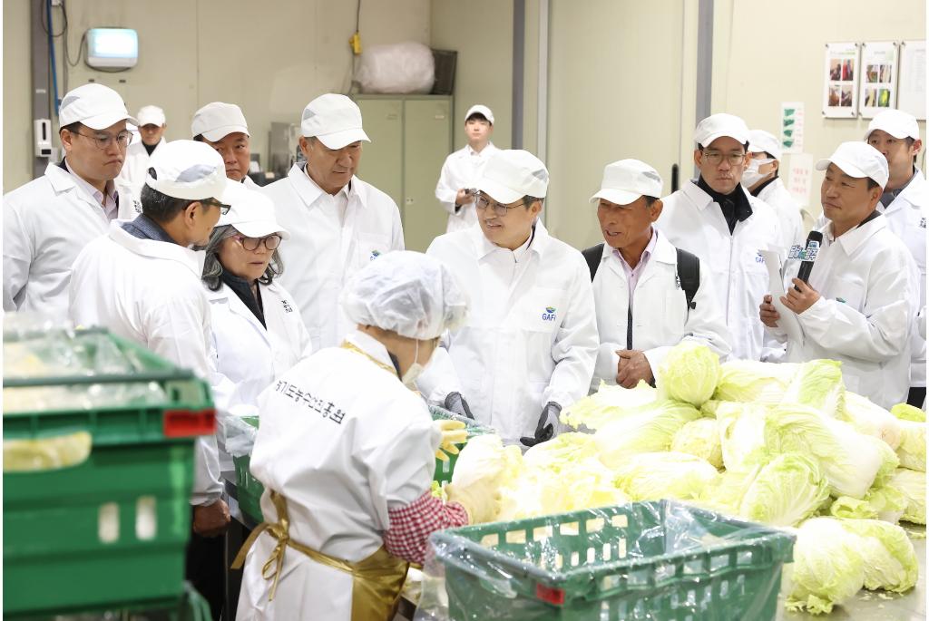 김동연 경기도지사는 광주시 곤지암읍 경기도 친환경농산물유통센터를 방문해 친환경 먹거리 체계의 신뢰 구축 방안을 논의했다. ⓒ 경기도청