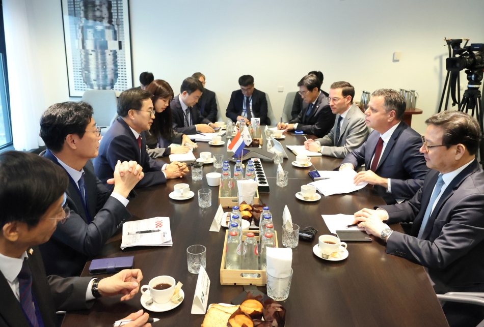 이번 ASML의 화성 캠퍼스 준공은 지난해 10월 김동연 경기도지사의 유럽 순방의 결과물이기도 하다. 당시 김동연 지사는 ASML 네덜란드 본사를 방문해 투자협력을 이끌어낸 바 있다. @ 경기도청