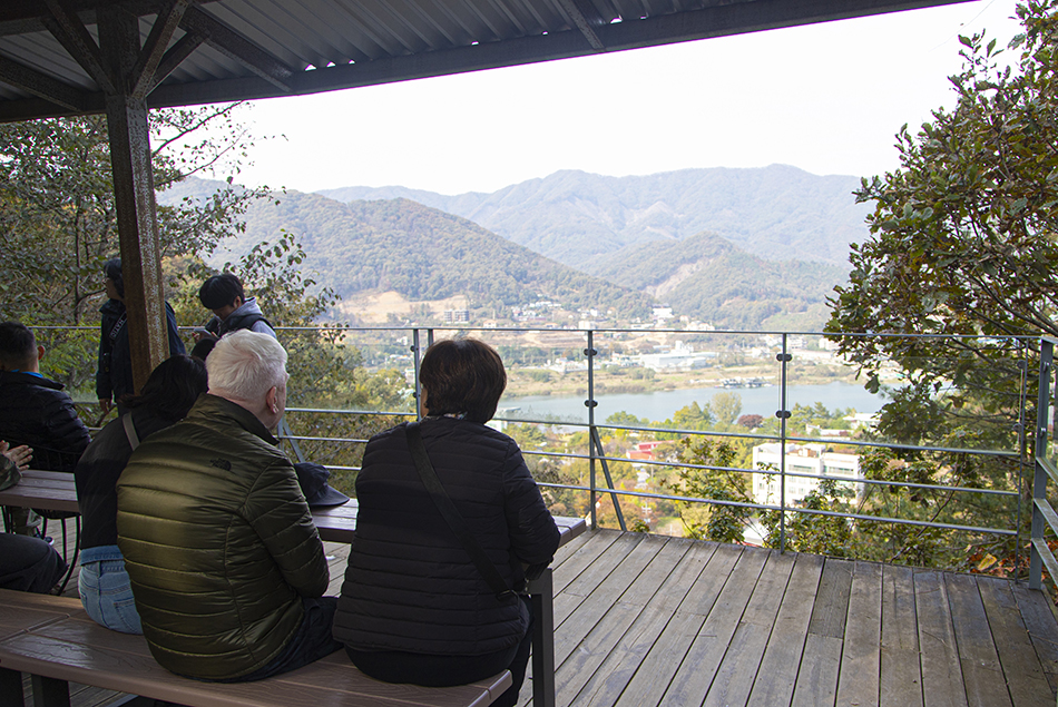 청평 자연휴양림은 깨끗한 약수물을 마시며 여유롭게 산책도 할 수 있고 자연 속에서 호젓하고 여유로운 한때를 보내기에 좋은 곳이다. ⓒ 경기도청