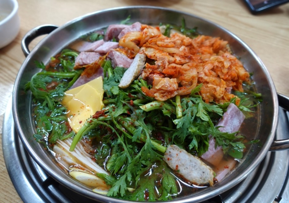 50여 년의 역사를 자랑하는 박가삼거리부대찌개는 파주에서도 손꼽히는 전통 부대찌개 전문점이다. @ 한국관광콘텐츠랩 출처