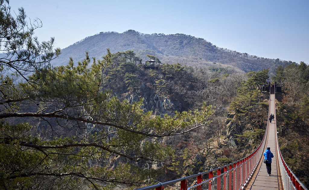 감악산 출렁다리는 도로로 인해 잘려나간 설마리 골짜기를 연결하는 총길이 150m의 무주(無柱)탑 산악 현수교이다.ⓒ경기뉴스광장 김지호
