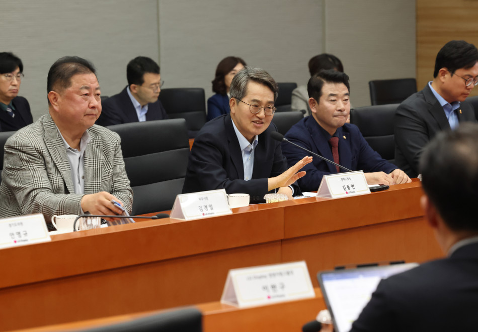 김동연 지사가 이날 오후 파주 LG디스플레이에서 &lsquo;차세대 OLED 투자현장 간담회&rsquo;를 진행하고 있다. ⓒ 경기도청
