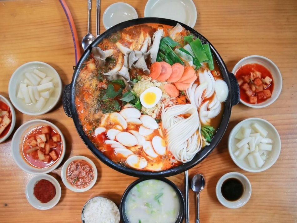 약수터식당은 안성에서 소곱창전골로 유명한 집으로 운영한 지 30년 이상이 된 로컬맛집이다. @ 한국관광콘텐츠랩 출처