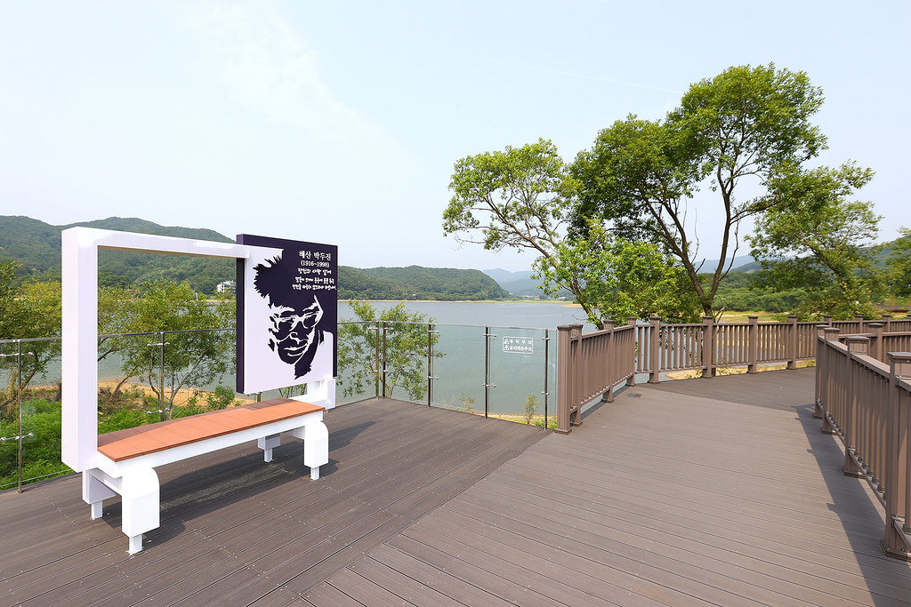 금광호수는 낚시터와 함께 안성 출신 청록파 시인 박두진 문학길이 있어 유명하다. ⓒ경기뉴스광장 허선량