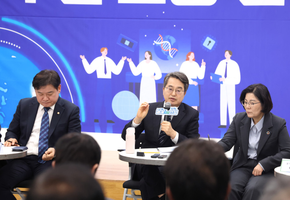 김동연 지사가 안성시 금광면사무소에서 ‘안성 동신일반산업단지 관련 주민 소통 간담회’를 열고 있다. ⓒ 경기도청