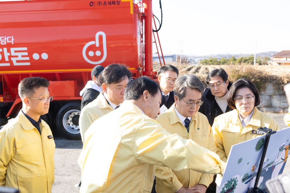 김동연 지사는 이날 경기도 최남단 안성의 거점소독시설을 찾아 터널식 소독조에서 진행되는 가축 방역 과정을 지켜본 후 관계자들을 격려하고 겨울철 동물방역에 최선을 다해줄 것을 당부했다. ⓒ 경기도청
