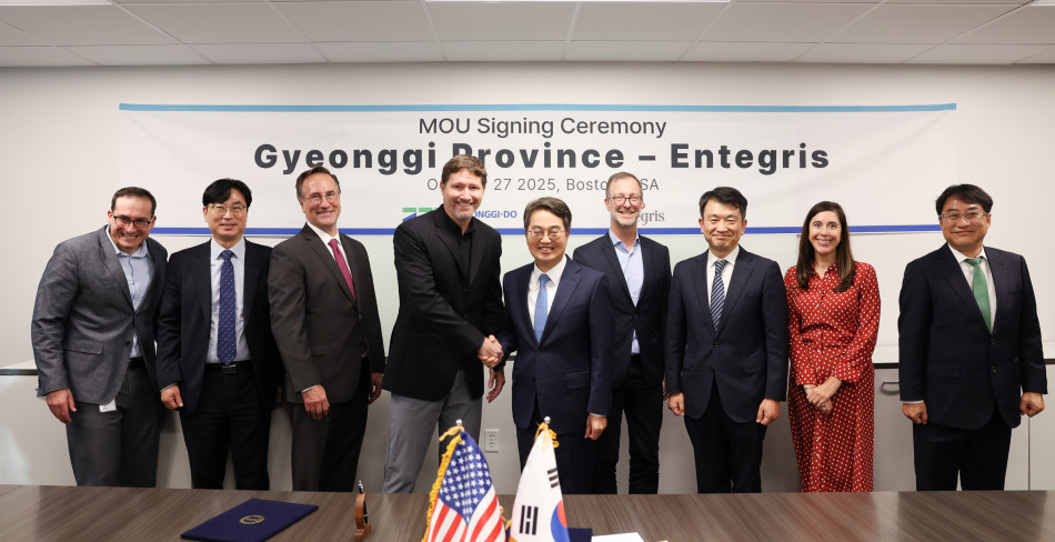 김동연 경기도지사가 지난 10월 미국 보스턴에서 인테그리스 투자협약을 체결하고 있다. ⓒ 경기도청