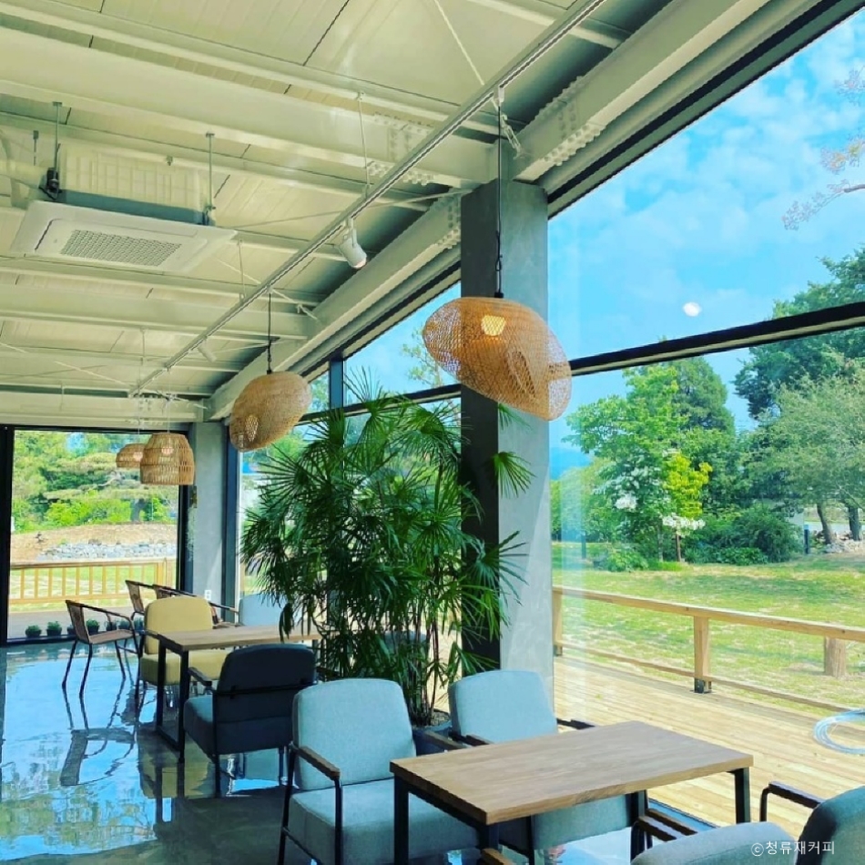 청류재커피는 청류재 식물원 근처에 있는 카페로 커다란 나무와 넓은 잔디가 인상적인 곳이다. @ 한국관광콘텐츠랩 출처
