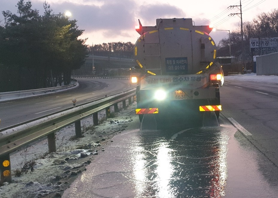 경기도는 기후 위기로 인한 이례적 대설에 대비해 제설 역량을 강화했다. 강설 대비 염수분사차량 운영 모습.ⓒ경기도청