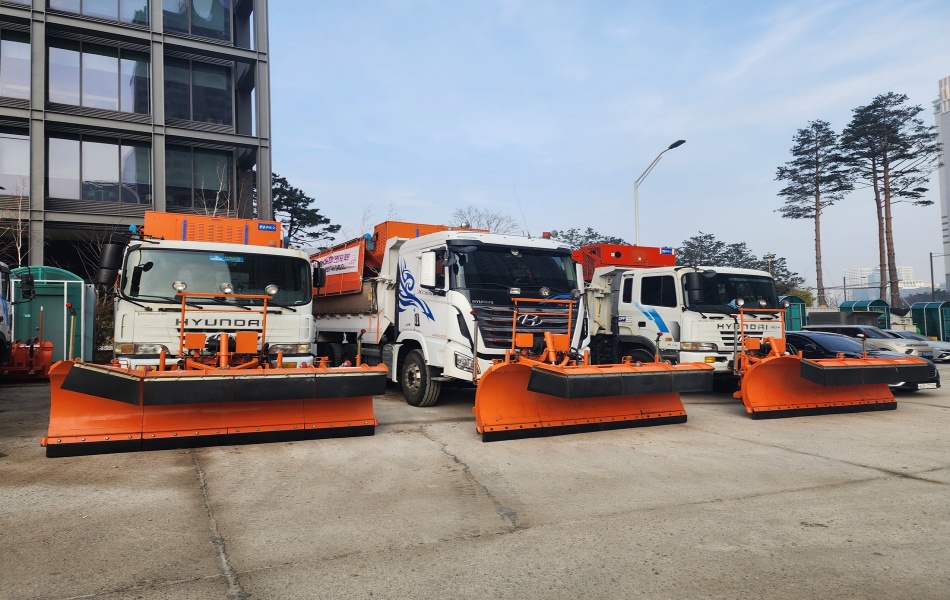 경기도는 인명피해 예방을 위한 통제‧대피 시스템을 체계적으로 운영하고, 피해 발생 시 복구지원도 확대한다. 제설전진기지 모습. ⓒ경기도청