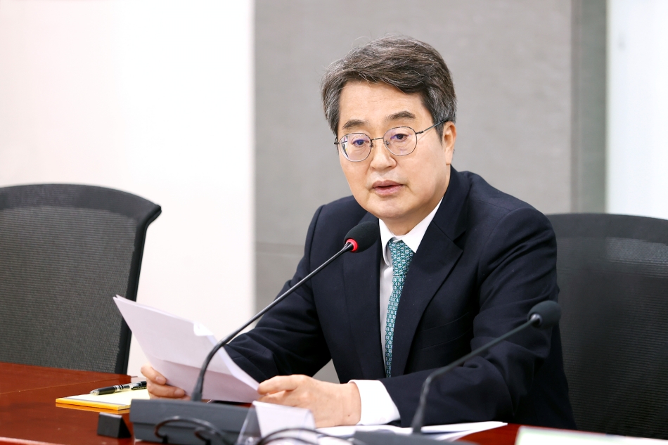 김동연 경기도지사는 올해 4월 시행한 기후보험이 7개월 만에 4만 74건, 총 8억 7,796만 원의 보험금을 지급했고, 지급의 98%가 기후 취약계층에 돌아간 점을 언급하며 “기후 정책이 가장 필요한 분들에게 향하고 있다는 증거”라고 설명했다. @ 경기뉴스광장 허선량