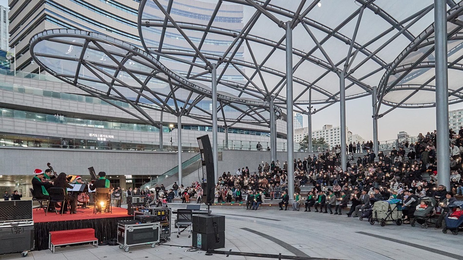 ‘경기 리베라 오케스트라’이 도담트리 점등식 행사에서 축하 공연을 하고 있다. ⓒ경기뉴스광장 김지호