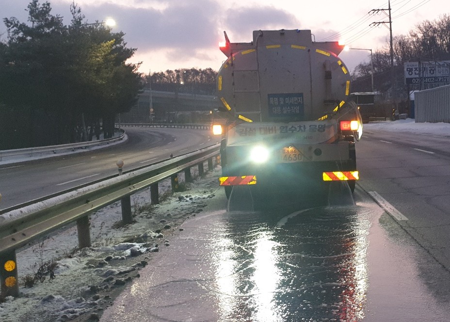 제설 중인 경기도의 염수 분사 차량 ⓒ 경기도