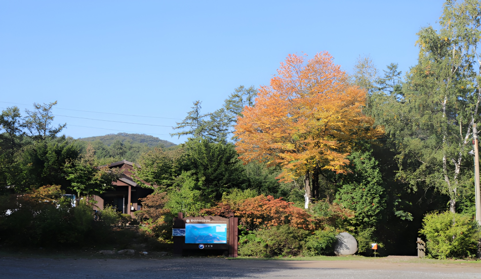 ‘금강산 다음으로 아름다운 산’이라는 의미에서 버금 중(中), 아름다울 미(美) 자를 따 이름 붙여진 중미산은 그만큼 빼어난 경관을 자랑한다. ⓒ 경기관광공사