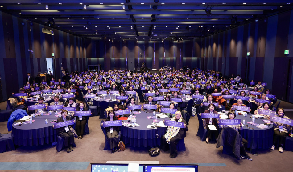 경기도가 2일 ‘2025 경기여성 국제포럼’을 열고 지역 여성의 참여가 평화 실현과 경제 성장을 이끈다는 메시지를 전달했다. ⓒ 경기도청